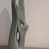 Steinskulpturen in Metallrahmen