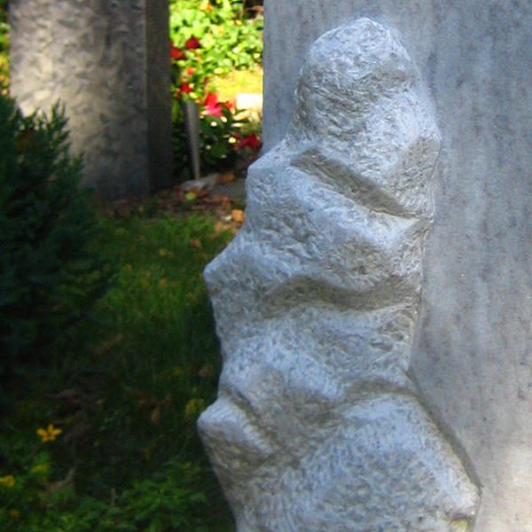 Grabstein mit Holzeinschluss
